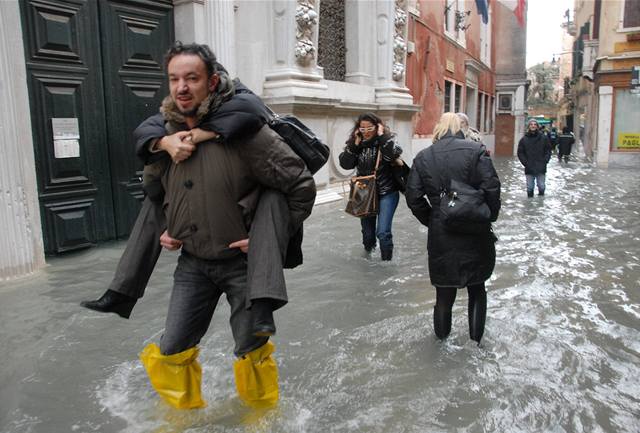 Lidé se brodí vodou. Benátky zasáhly velké záplavy